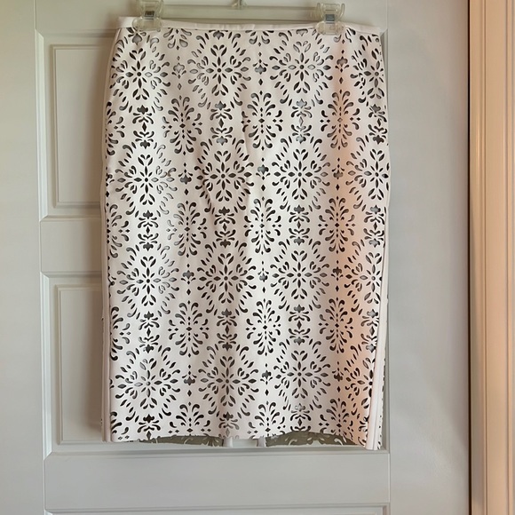 Lord & Taylor skirt 6. NWOT - Picture 1 of 3